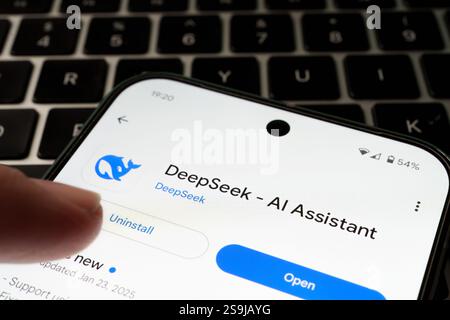 Application DeepSeek ai Assistant visible sur l'écran du smartphone dans Google App Store avec les boutons Désinstaller et ouvrir. Stafford, Royaume-Uni, 26 janvier 202 Banque D'Images