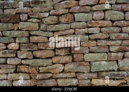 Gros plan d'un mur rustique en pierre sèche construit sans mortier dans un paysage méditerranéen Banque D'Images