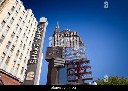 LAS VEGAS, 21 AOÛT 2024 : le panneau New York New York domine cette façade de complexe hôtelier de Las Vegas. new york new york hôtel et casino est un divertissement Banque D'Images