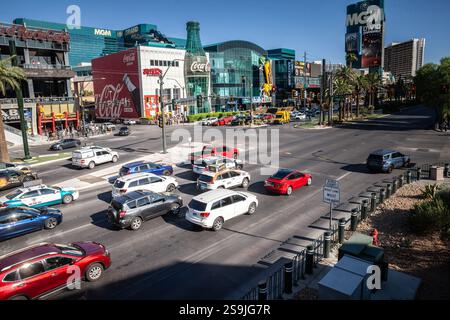 LAS VEGAS, le 21 AOÛT 2024 : une vue de l'après-midi de la circulation achalandée à une intersection majeure sur le Strip de Las Vegas. Les voitures envahissent la chaussée sous le Nevada Banque D'Images