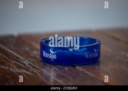 BELGRADE, SERBIE - 12 OCTOBRE 2024 : un logo de cigarettes Winston sur un cendrier. Winston est une marque américaine de cigarettes faisant partie de l'Imperial Tobacco Banque D'Images