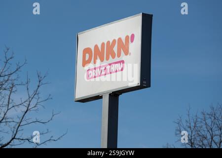 Un panneau avec le logo Dunkin' est vu à l'extérieur du restaurant sur la rue North Front à Harrisburg, en Pennsylvanie, le 26 janvier 2025. (Photo de Paul Weaver/Sipa USA) Banque D'Images