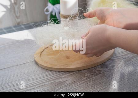 Femme méconnaissable créant une décoration de vacances de Pâques à partir de coquille d'œuf de matériaux durables. DIY faites-le vous-même étape par étape instruction. Cadeau cadeau idée artisanat préparation vacances Banque D'Images