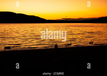 coucher de soleil sur le loch morlich dans le parc national de cairngorms Banque D'Images