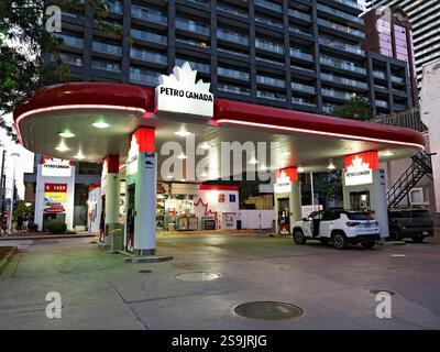 Toronto Canada / Une station-service Petro-Canada au centre-ville de Toronto. Banque D'Images