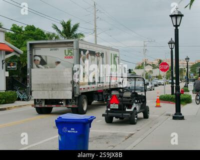 Usage éditorial exclusif. Key West, Floride, États-Unis, 20 janvier 2025. Ligne de tête vue de la rue avec une semi-remorque de livraison US Foods avec voiturette de golf, un Banque D'Images