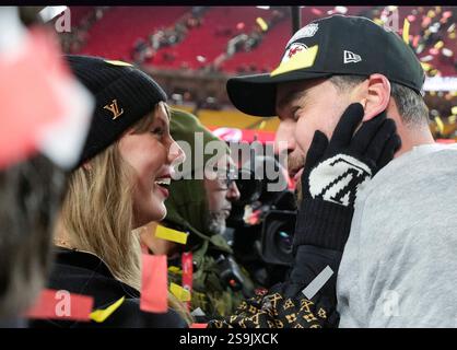 Tight End Travis Kelce et sa petite amie Taylor Swift se tiennent sur le terrain après que les Chiefs ont battu les Buffalo Bills 32-29 dans le match de championnat de l'AFC au stade Arrowhead de Kansas City, Missouri, le dimanche 26 janvier 2025. Les Chiefs rencontreront les Eagles de Philadelphie au Super Bowl LIX à la Nouvelle-Orléans le 9 février. Photo de Jon Robichaud/UPI. Banque D'Images