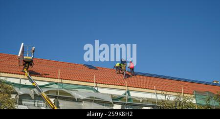 Sibiu, Roumanie - 12 novembre 2024. les ouvriers installent des panneaux photovoltaïques sur le toit Banque D'Images