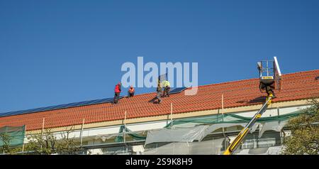 Sibiu, Roumanie - 12 novembre 2024. les ouvriers installent des panneaux photovoltaïques sur le toit Banque D'Images