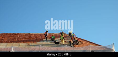 Sibiu, Roumanie - 12 novembre 2024. les ouvriers installent des panneaux photovoltaïques sur le toit Banque D'Images