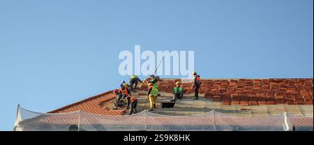 Sibiu, Roumanie - 12 novembre 2024. les ouvriers installent des panneaux photovoltaïques sur le toit Banque D'Images