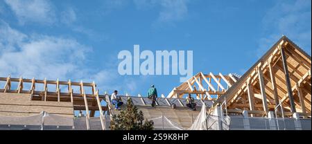 Sibiu, Roumanie - 12 novembre 2024. les ouvriers installent des panneaux photovoltaïques sur le toit Banque D'Images