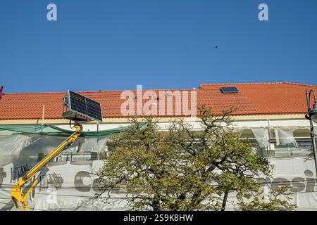 Sibiu, Roumanie - 12 novembre 2024. les ouvriers installent des panneaux photovoltaïques sur le toit Banque D'Images