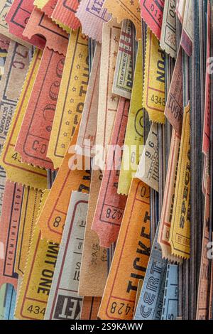 Vieux billets coincés entre les pages d'un magazine enroulé, vue rapprochée Banque D'Images