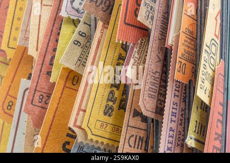 Vieux billets coincés entre les pages d'un magazine enroulé, vue rapprochée Banque D'Images