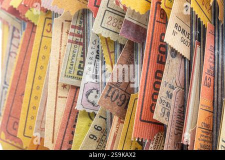 Vieux billets coincés entre les pages d'un magazine enroulé, vue rapprochée Banque D'Images