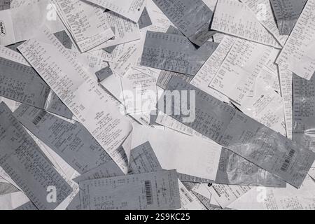 Sibiu, Roumanie - 12 novembre 2024. Arrière-plan des piles de reçus d'achat roumains Banque D'Images