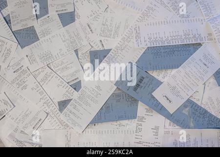 Sibiu, Roumanie - 12 novembre 2024. Arrière-plan des piles de reçus d'achat roumains Banque D'Images