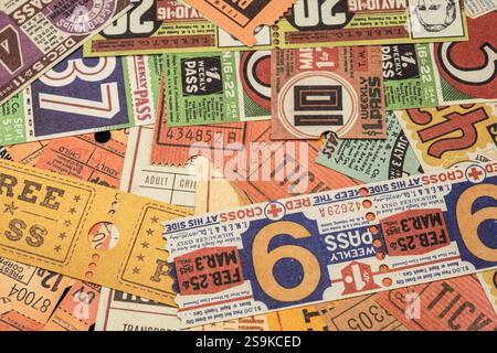 billets vintage du monde entier, théâtre, cinéma, concerts, transport, cartes d'embarquement, cartes de réception d'hôtel et autres documents Banque D'Images