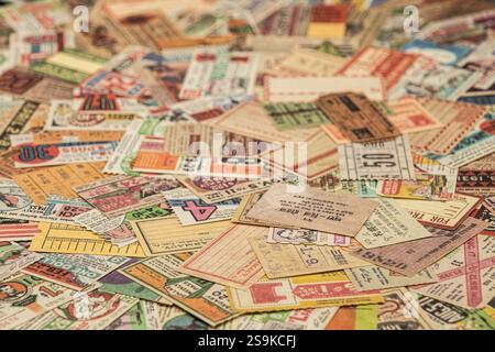 billets vintage du monde entier, théâtre, cinéma, concerts, transport, cartes d'embarquement, cartes de réception d'hôtel et autres documents Banque D'Images