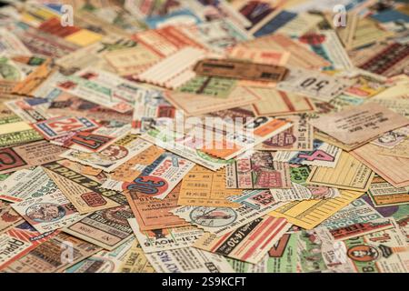 billets vintage du monde entier, théâtre, cinéma, concerts, transport, cartes d'embarquement, cartes de réception d'hôtel et autres documents Banque D'Images