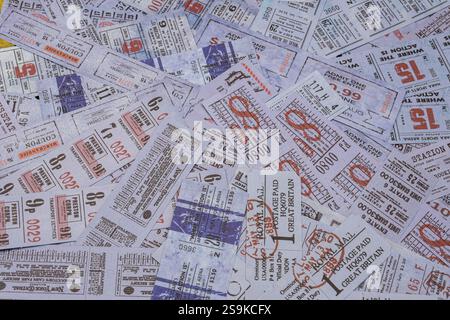 billets vintage du monde entier, théâtre, cinéma, concerts, transport, cartes d'embarquement, cartes de réception d'hôtel et autres documents Banque D'Images