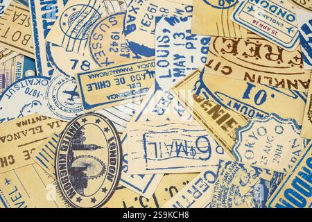 billets vintage du monde entier, théâtre, cinéma, concerts, transport, cartes d'embarquement, cartes de réception d'hôtel et autres documents Banque D'Images