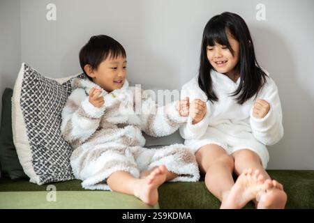 Enfants jouant roche-papier-ciseaux-papier Banque D'Images