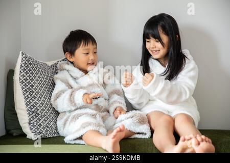 Enfants jouant sur les escaliers d'une maison, ESCALIERS Banque D'Images