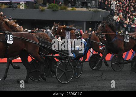 Vincennes, France. 26 janvier 2025. Le pilote français Clement Duvaldestin, pilote de l'Idao de Tillar remporte le 104ème Grand Prix d'Amerique sous harnais à l'hippodrome de Vincennes à Paris le 26 janvier 2025. Photo de Lionel Urman/ABACAPRESS. COM Credit : Abaca Press/Alamy Live News Banque D'Images