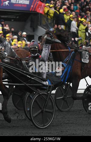 Vincennes, France. 26 janvier 2025. Le pilote français Clement Duvaldestin, pilote de l'Idao de Tillar remporte le 104ème Grand Prix d'Amerique sous harnais à l'hippodrome de Vincennes à Paris le 26 janvier 2025. Photo de Lionel Urman/ABACAPRESS. COM Credit : Abaca Press/Alamy Live News Banque D'Images