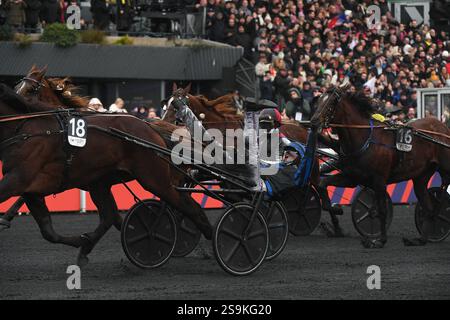 Vincennes, France. 26 janvier 2025. Le pilote français Clement Duvaldestin, pilote de l'Idao de Tillar remporte le 104ème Grand Prix d'Amerique sous harnais à l'hippodrome de Vincennes à Paris le 26 janvier 2025. Photo de Lionel Urman/ABACAPRESS. COM Credit : Abaca Press/Alamy Live News Banque D'Images