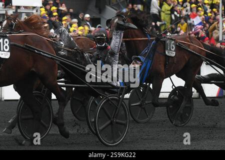 Vincennes, France. 26 janvier 2025. Le pilote français Clement Duvaldestin, pilote de l'Idao de Tillar remporte le 104ème Grand Prix d'Amerique sous harnais à l'hippodrome de Vincennes à Paris le 26 janvier 2025. Photo de Lionel Urman/ABACAPRESS. COM Credit : Abaca Press/Alamy Live News Banque D'Images