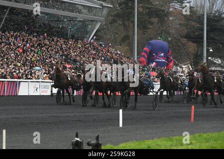 Vincennes, France. 26 janvier 2025. Le pilote français Clement Duvaldestin, pilote de l'Idao de Tillar remporte le 104ème Grand Prix d'Amerique sous harnais à l'hippodrome de Vincennes à Paris le 26 janvier 2025. Photo de Lionel Urman/ABACAPRESS. COM Credit : Abaca Press/Alamy Live News Banque D'Images