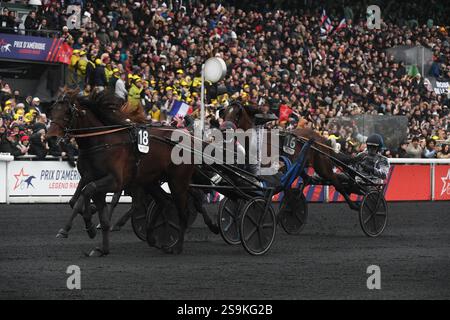 Vincennes, France. 26 janvier 2025. Le pilote français Clement Duvaldestin, pilote de l'Idao de Tillar remporte le 104ème Grand Prix d'Amerique sous harnais à l'hippodrome de Vincennes à Paris le 26 janvier 2025. Photo de Lionel Urman/ABACAPRESS. COM Credit : Abaca Press/Alamy Live News Banque D'Images