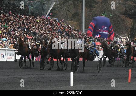 Vincennes, France. 26 janvier 2025. Le pilote français Clement Duvaldestin, pilote de l'Idao de Tillar remporte le 104ème Grand Prix d'Amerique sous harnais à l'hippodrome de Vincennes à Paris le 26 janvier 2025. Photo de Lionel Urman/ABACAPRESS. COM Credit : Abaca Press/Alamy Live News Banque D'Images
