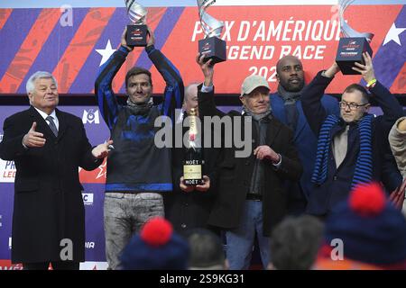 Vincennes, France. 26 janvier 2025. Le pilote français Clement Duvaldestin, pilote de l'Idao de Tillard, tient son trophée flanqué par le judoka français Teddy Riner et le troisième pilote français Romain Derieux, pilote de Go on Boy, alors qu'il célèbre sur le podium après avoir remporté le 104e Grand Prix d'Amérique à l'hippodrome de Vincennes à Paris le 26 janvier 2025. Photo de Lionel Urman/ABACAPRESS. COM Credit : Abaca Press/Alamy Live News Banque D'Images