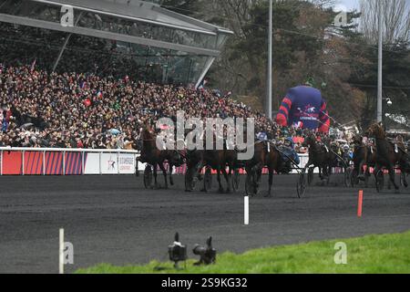 Vincennes, France. 26 janvier 2025. Le pilote français Clement Duvaldestin, pilote de l'Idao de Tillar remporte le 104ème Grand Prix d'Amerique sous harnais à l'hippodrome de Vincennes à Paris le 26 janvier 2025. Photo de Lionel Urman/ABACAPRESS. COM Credit : Abaca Press/Alamy Live News Banque D'Images