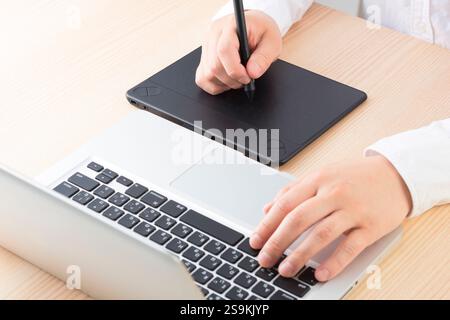 Homme travaillant sur la retouche avec la tablette à stylet Banque D'Images