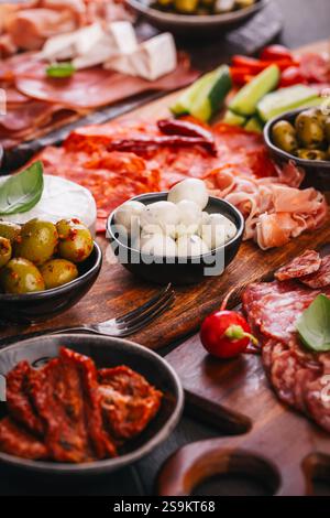 Hors-d'œuvre assortis et plateaux d'antipasti sur plateau en bois, concept traiteur avec viandes et fromages Banque D'Images