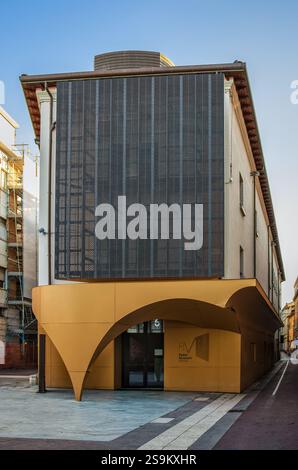 Rimini, Italie - 14 octobre 2024 : vue matinale de la façade du Palazzo del Fulgor du Musée Fellini. Le musée a été inauguré le 19 août 2021. Banque D'Images