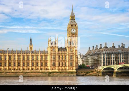 Londres, Angleterre, Royaume-Uni - 20 octobre 2015 : vue sur le palais de Westminster de l'autre côté de la Tamise. Copier l'espace dans le ciel. Banque D'Images