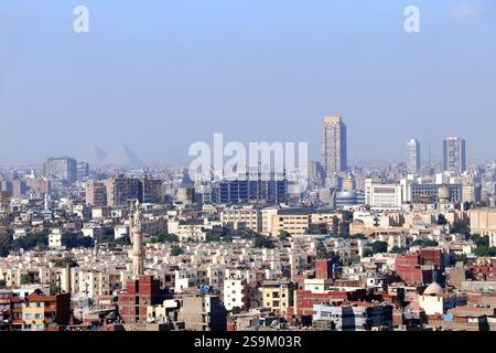 Vue aérienne paysage urbain du Caire avec quartiers résidentiels et grandes pyramides. Vue de dessus du Caire, capitale de l'Egypte. Vue en haut angle depuis le Cita du Caire Banque D'Images