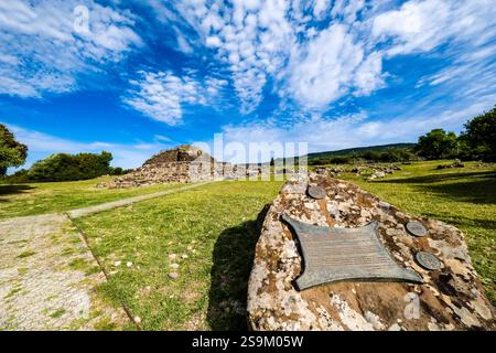 Ruines du Nuraghe Su Nuraxi di Barumini du XVIIe siècle av. J.-C., l'un des sites archéologiques les plus importants de Sardaigne. Barumini Sardinia Ita Banque D'Images