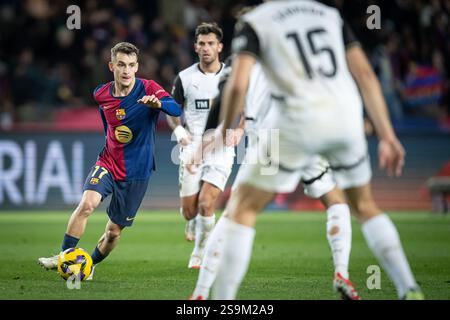 Barcelone, Espagne. 26 janvier 2025. Marc Casado (FC Barcelone) contrôle le ballon lors d'un match de la Liga EA Sports entre le FC Barcelone et le Valencia CF à l'Estadi Olimpic Lluis Companys à Barcelone, Barcelone, Espagne, le 26 2025 janvier. Photo de Felipe Mondino crédit : Agence photo indépendante/Alamy Live News Banque D'Images