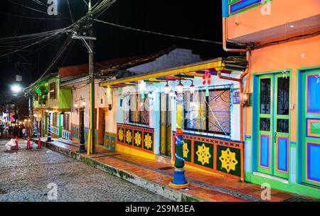 Maisons colorées traditionnelles dans la vieille ville de Guatape à Antioquia, Colombie la nuit Banque D'Images