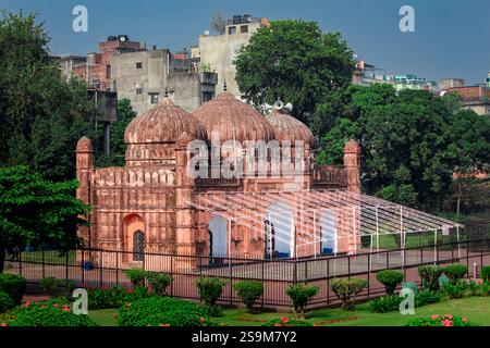 La mosquée à l'intérieur d'un dôme trois fort Lalbagh à Dhaka Bangladesh Banque D'Images