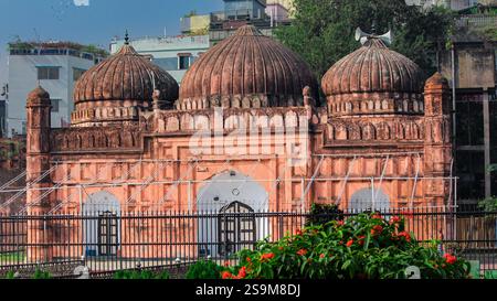 La mosquée à l'intérieur d'un dôme trois fort Lalbagh à Dhaka Bangladesh Banque D'Images