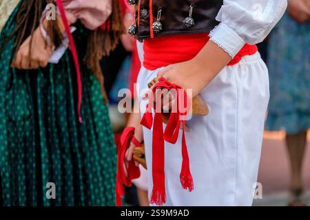 Castanets musicaux sonnant, danse traditionnelle de campagne 'ball pagès', danse typique d'Ibiza, Portinax, Ibiza, Îles Baléares, Espagne Banque D'Images