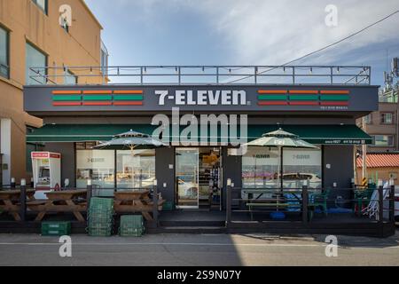 Black 7-Eleven dépanneur bâtiment à Sokcho, Corée du Sud. Photo prise par temps clair Banque D'Images